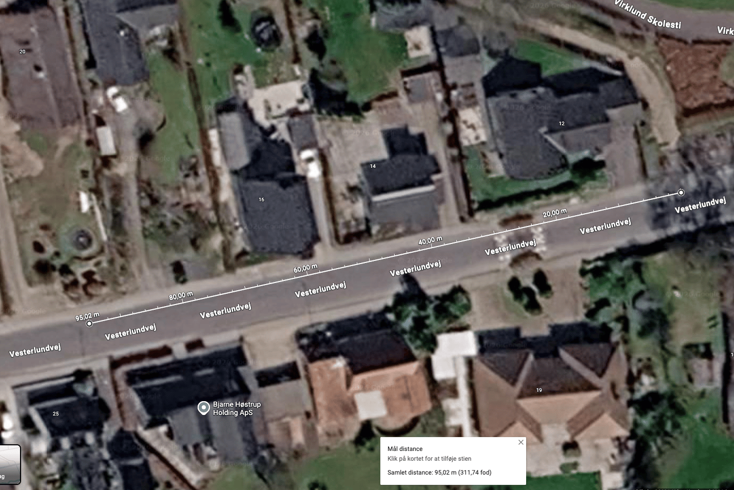 Satellitfoto fra Google Maps der viser Vesterlundvej vest for cykelstikrydset. En målelinje på 95,02 m strækker sig fra krydset til en målepost vest for krydset, opdelt i fire markeringer på 40-50 m