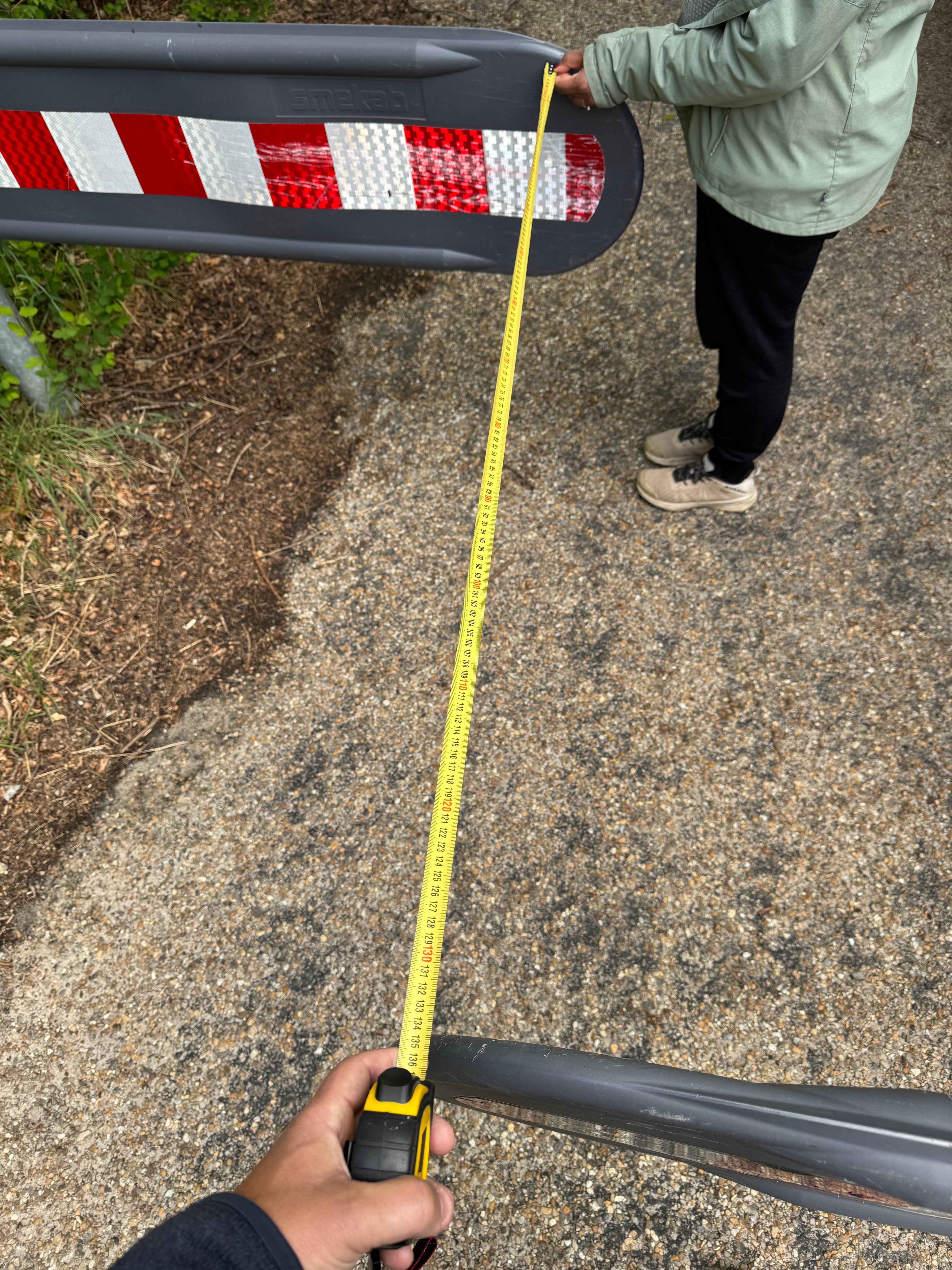 Målebånd udspændt mellem Bom 2's to selvlukkende spærrebomme. Værdien aflæses til 134 cm