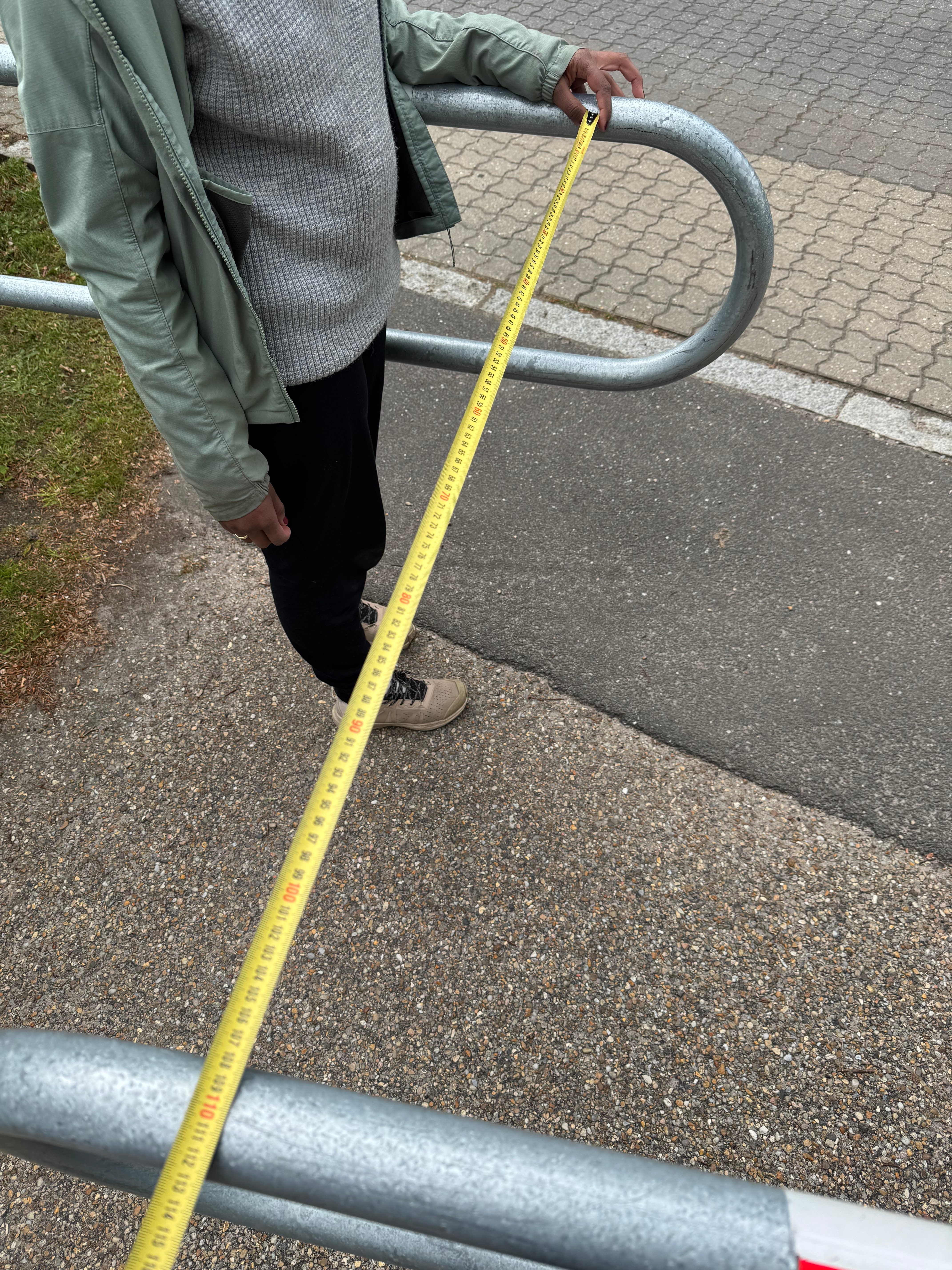 Målebånd udspændt på tværs af Bom 3's drejelige spærrebom. Værdien aflæses til 108 cm
