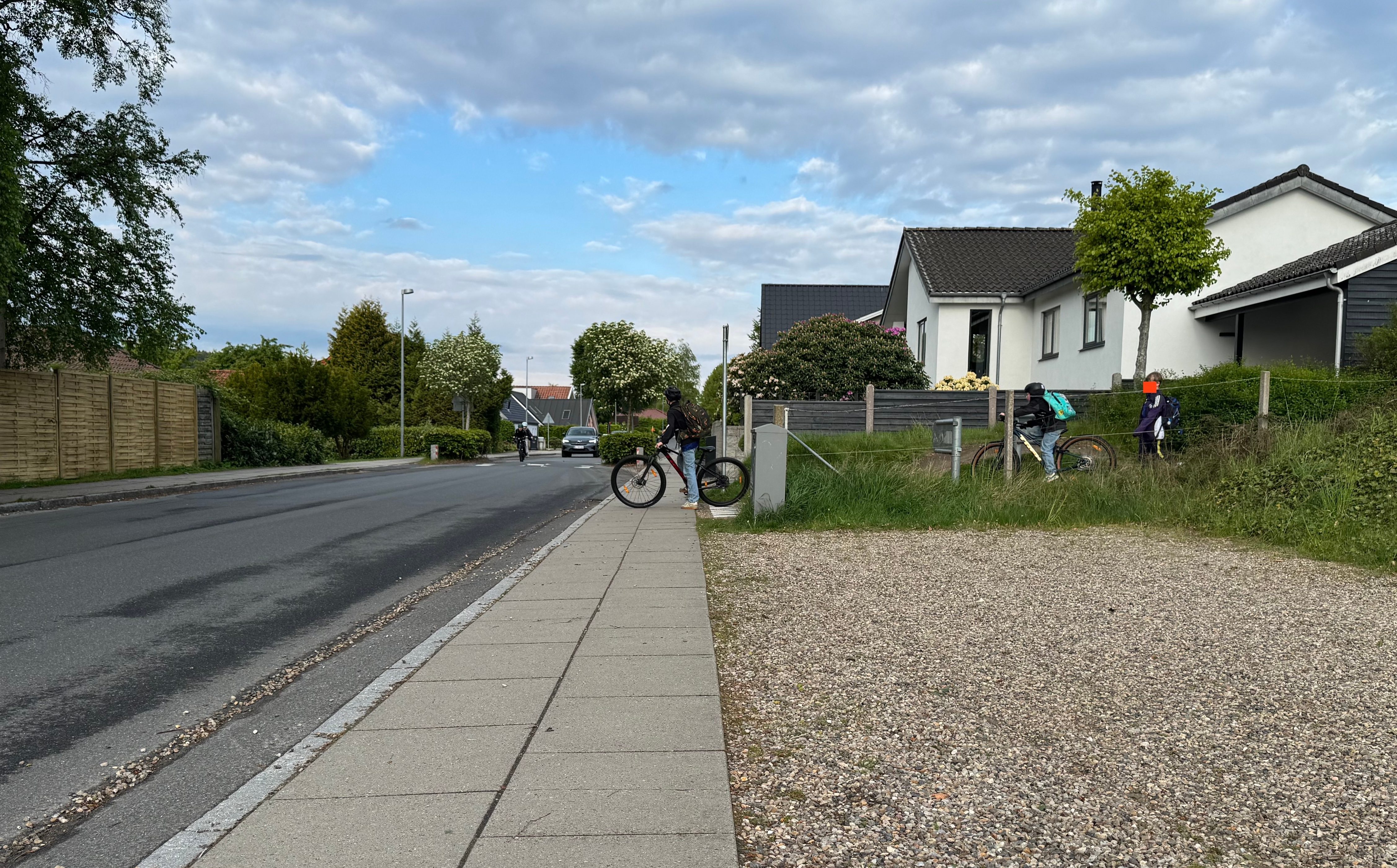 Skolebørn ved cykelstiens udmunding.