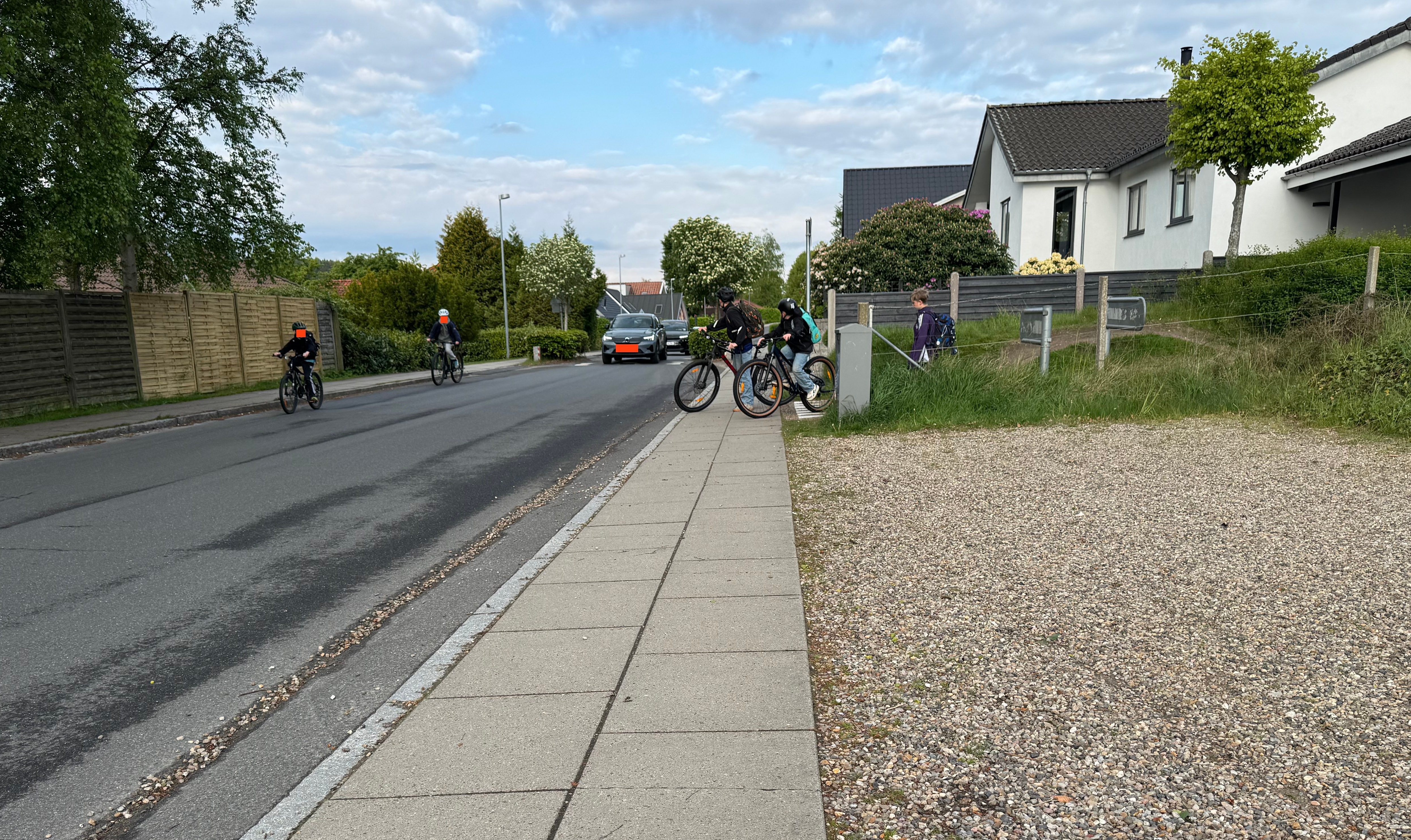 Cyklister på cykelstien. Stakittet dominerer billedets højre del og skjuler en del af stien fra bilist-vinklen på Vesterlundvej
